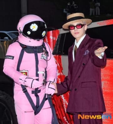 【PHOTO】G-DRAGON、ブランド「PEACEMINUSONE」のハイボールイベントに出席（動画あり）