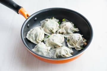 料理研究家MIZUKI『フライパンシュウマイ』の作り方が話題！包まないから”超簡単”…手軽にできる手間抜きレシピに主婦も大歓喜「包むのが苦手なのでこれは私向き！笑」「我が家の定番レシピになりました」