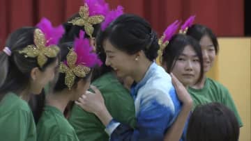 佳子さま、リオで子どもたちのサンバに手拍子　泣き出した子を"ハグ"の場面も
