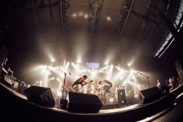 【速レポ】＜SATANIC CARNIVAL＞、TOTALFAT「この2日間、クソ笑って楽しんでいってくれ！」