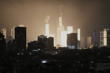 降り注ぐ閃光、テルアビブで爆発　「激化しないで」祈る住民