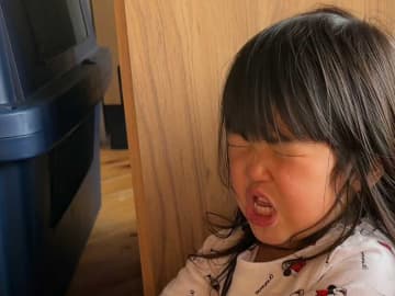 『ウソ泣き』をする２歳児　大型犬が側に寄ってきて？「優しい」「私のもやって」