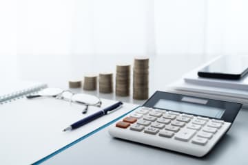 夫が昇給して「年収800万円」になるそうです。ただ、激務になるため「専業主婦になってほしい」と言われました。家計は成り立つのでしょうか？