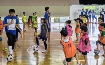 武田修宏氏が福西崇史氏らと荒尾市でサッカー教室　子供たちに１００枚サイン贈呈