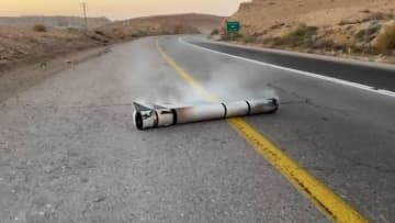 ＣＮＮ記者、道路に落下したミサイルと遭遇　イスラエル南部