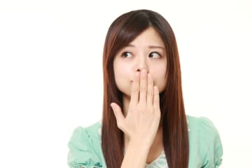何かを隠している人が見せるサイン６選！嘘や隠し事を見抜くコツとは？