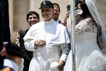 ローマ教皇レオ１４世、ホワイトソックスの野球帽姿で登場　伝統破る装いに注目