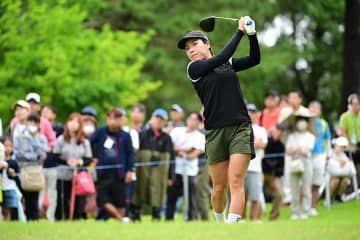【速報】女子ゴルフ首位争いで珍場面「おぉ」　木に直撃→打球の行く末に実況席騒然「ナイスキックですね」