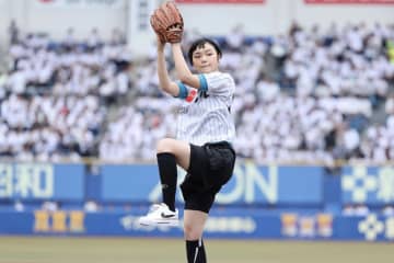 ロッテ、古川琴音さんが始球式「すごくドキドキしました」