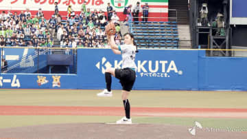 【動画】古川琴音、人生初の始球式　ノーバンならずも「この空気を楽しみ尽くしました」