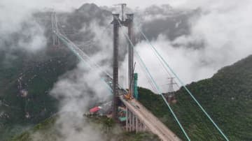 「世界一高いつり橋」でキャットウオークを撤去　中国貴州省