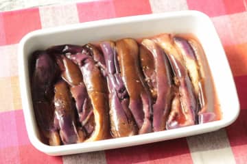 冷蔵5日OK！レンチンだけで完成「なすのスイートチリソース風」簡単レシピ