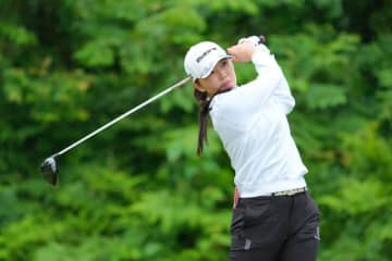 石井理緒がステップ初Vに王手　ルーキー山下心暖ら1差2位