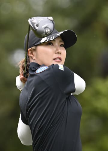 高橋彩華が首位浮上　サントリー女子ゴルフ第3日