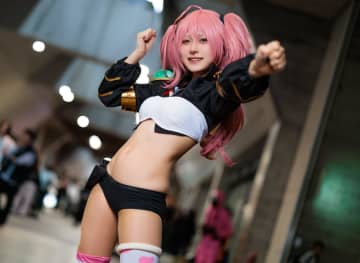 トレーニングで「ヘソ出し」美スタイル再現！週末コスプレイヤー『転スラ』ミリム姿を披露