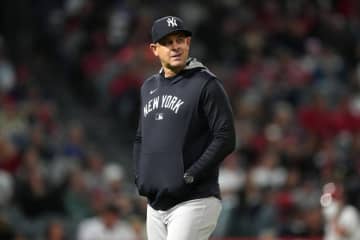 ヤンキースの「退場王」ブーン監督がまたもや退場　かんでいたガムを投げつける