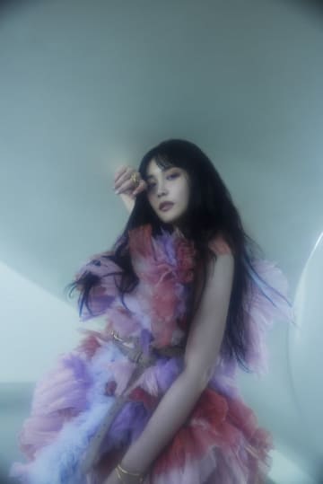 鷲尾伶菜、新曲「DiZZY」7/10配信決定＆アニメ『傷だらけ聖女より報復をこめて』主題歌に決定