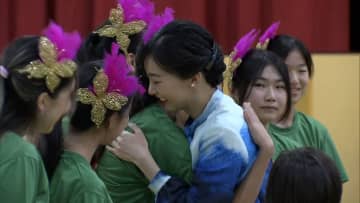 佳子さまがサンバを踊る生徒を抱きしめられる　リオデジャネイロ植物園で眞子さんの木の隣に記念植樹