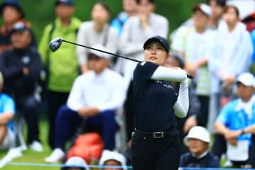 高橋彩華が3年ぶり2勝目へ単独首位  佐久間朱莉、河本結ら4人が2打差で最終日へ