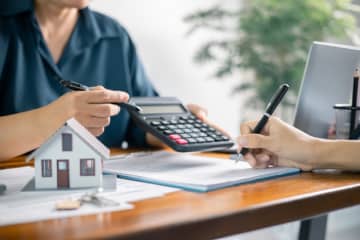 新卒で実家暮らしです。手取り「月給22万円」で「一人暮らし」をする場合、「家賃」はいくら以内で探すとよいですか？