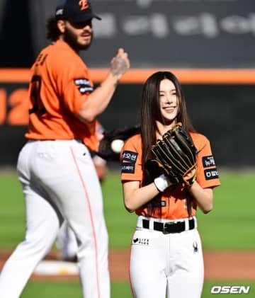 【PHOTO】ILLIT ユナ、始球式に登場…キュートな笑顔