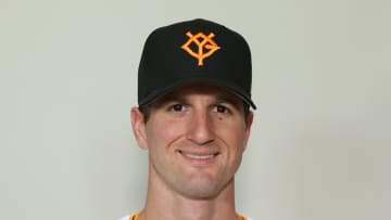 巨人・グリフィンの紳士的な姿にオリックスファンも驚きの声　バースデーソングに合わせてさりげなく靴ひもを結ぶ