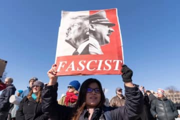 トランプ誕生日に全米で“王様はいらない”デモ。軍事パレードに対抗「独裁政治を拒否する」
