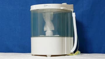 数年洗ってない汚スニーカーが激変！「靴専用のミニ洗濯機」がズボラ女子のピンチな足元を救ってくれた