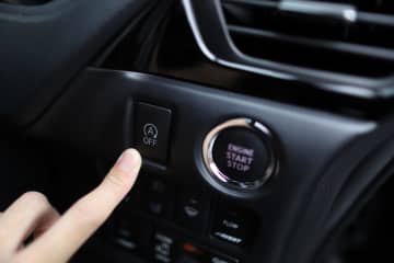 車の『アイドリングストップ』って必要？使った方が燃費はいいの？メリット・デメリットを解説