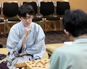 将棋、伊藤叡王が初防衛　斎藤八段を破る