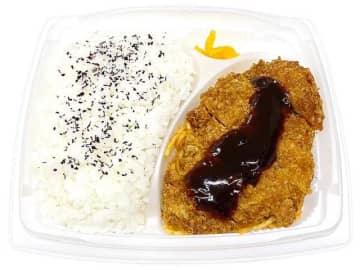 豚ロース肉に醤油などで下味をつけて揚げたとんかつに甘口ソースとケチャップを合わせたソースをかけた989kcalのお弁当! セブン‐イレブンが「豚ロースとんかつ弁当」を発売