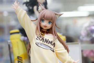 見ているだけで元気がもらえそう！「うちのねこが女の子でかわいい きなこ ～あそんでVer.～」【あみあみ展示撮り下ろし】しま原氏の新規描き下ろしイラストをフィギュア化