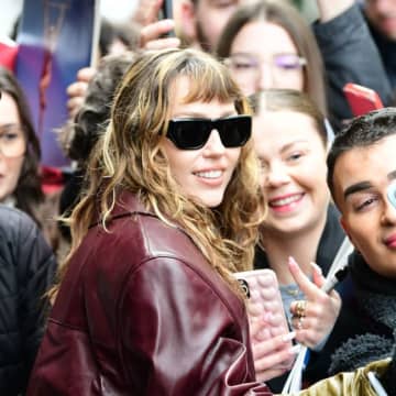 マイリー・サイラス、アルバム制作中に古着と称してドラッグ購入