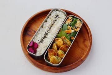 少量の魚でも大満足◎「タラの薄切りチーズカツ」「わかめとツナと野菜のレンジ卵」2品弁当