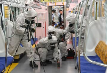 横浜　8月のアフリカ開発会議控え、JR鶴見線の電車内でテロ対策訓練