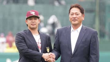 「1年でも1日でも長くプレーを」楽天・浅村栄斗に名球会ブレザー　佐々木主浩さんから授与　阪神・藤川球児監督からは花束