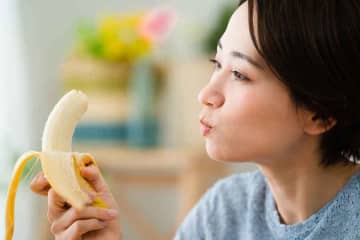 「これすごくない!?」　警視庁が教える素手でバナナを切る方法　驚きの声が続出