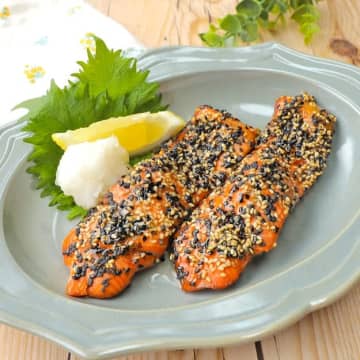 【サケを漬けて焼くだけ】「この味付け、ウマいね」「ご飯が止まらん」一度食べたら絶対ハマるサケの格上げレシピ