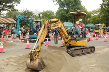 厚木　ロードローラー乗車に1時間半待ちの行列…建設機械20台がフェスタ