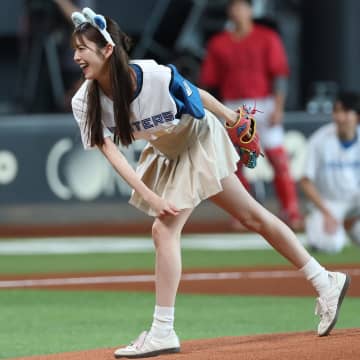 「ほんまに美しい！」エスコン登場の人気美女モデルが披露した“どストライク始球式”に反響！「綺麗な投げ方」「ドンマイひつじ！」