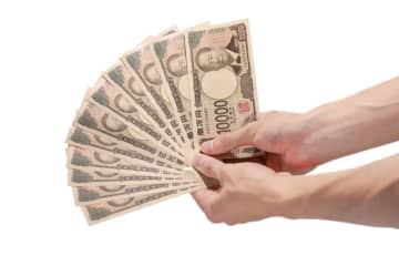 友人は実家から会社に通っており、家には毎月「2万円」入れているそうです。なんとなく少ない気がするのですが、相場はどの程度なのでしょうか？ また、貯金はどれだけできているのでしょうか？