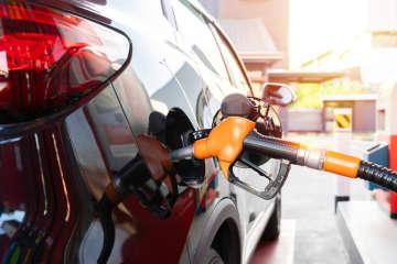 わが家はシエンタ所有で、ガソリン代は「月2500円」程度。7月からガソリン価格が「1リットルあたり10円安くなる」と聞いたのですが、実際どれくらい影響があるのでしょうか？ 金額を試算