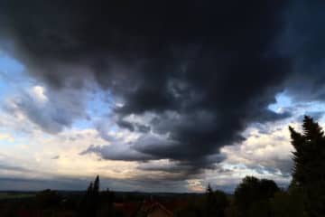 「キャーー！」雨が降っていないのに落雷。女の子の真後ろで“恐怖の瞬間”が撮影される