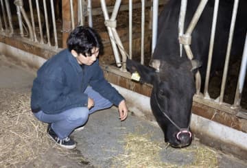 父と歩む畜産の道、福島・葛尾村の19歳　全域避難の帰還率3割、「村に活気を」