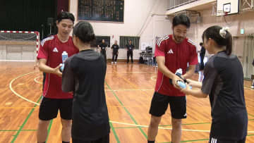 「共学のマネージャーが羨ましかった」高校サッカー部に南野拓実＆菅原由勢がサプライズ登場