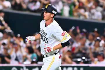 「ライト前かと思ったら…」　巨人→鷹加入22歳が衝撃弾…“覚醒”のロマン砲「ええの獲ったで」
