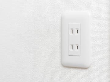 「壁紙の汚れって落とすの難しそう…」　実は身近なアイテムで『真っ白』に戻る方法があった