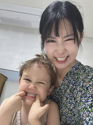 韓国でナイジェリア人との熱愛説も　西洋男性の精子提供で自らシンママになった日本人タレント、結婚観語る