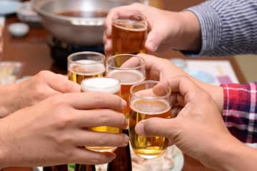 【酒飲みの新常識】なぜ酔っ払いは話を盛る？　吹き飛ぶ「理性のブレーキ」