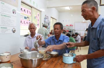 山間の「長者食堂」、高齢者に温かい食事　中国・広州市